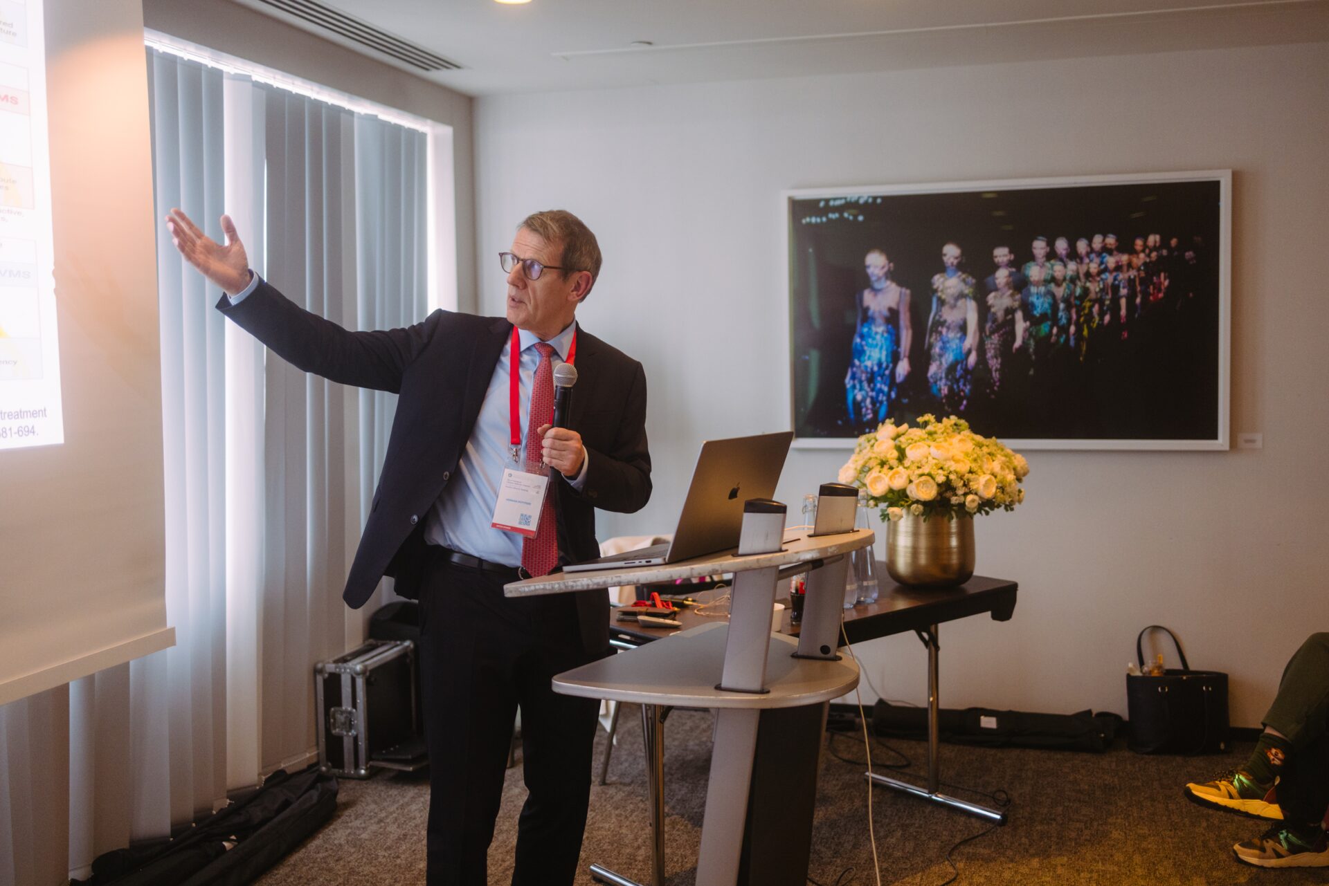 A speaker presenting at the ELMO congress